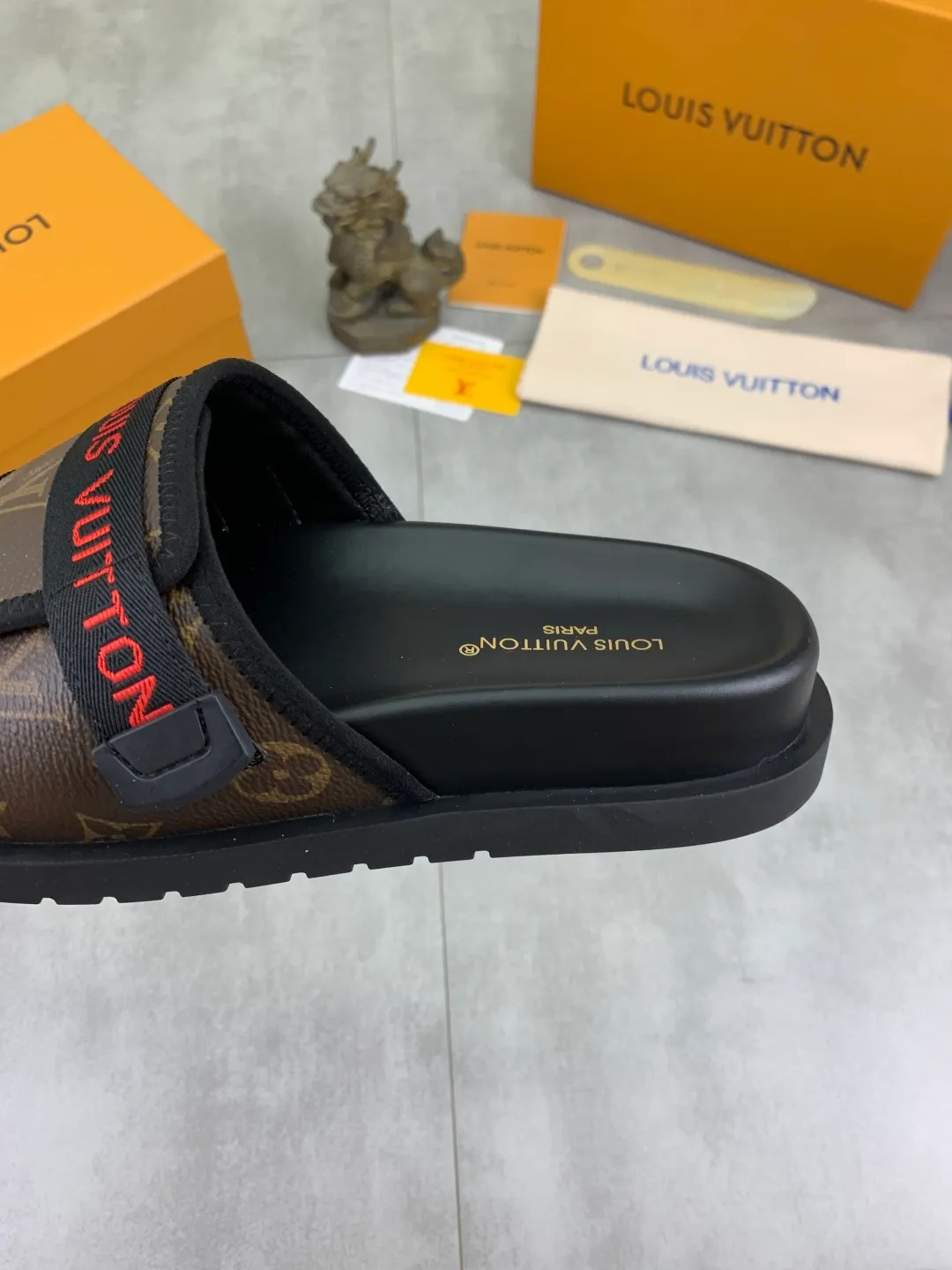 Men's shoes 💰P320💰【New style】🆘 Original quality 【LOUIS VUITTON】The popular Louis Vuitton LV men's slippers on the official website are on sale simultaneously! Original fabric imported from Italy, original factory special supply, code number: 38-44 (45 customized), many colors available